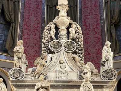 Scendendo con lo sguardo, osserviamo la scena del mistero della Redenzione: Ges� morto � affiancato da due angeli (a destra quello dell�Annunciazione, a sinistra quello della Passione) e circondato dai quattro evangelisti 